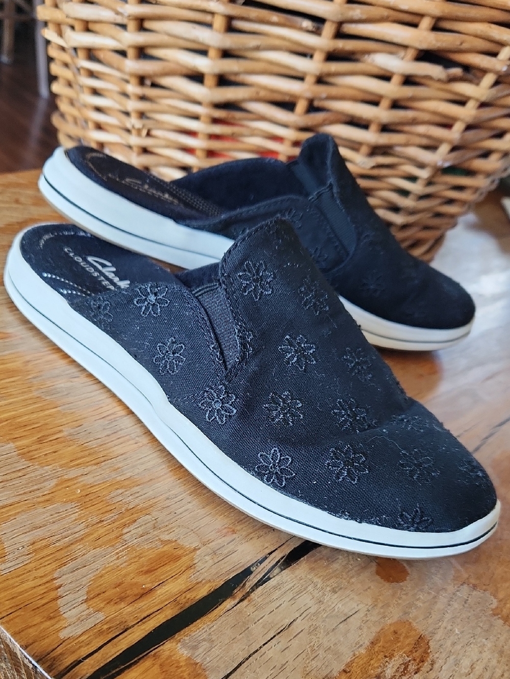 Clarks Cloudsteppers Breeze Shore Black Floral Embroidered Mule Shoe Women 8